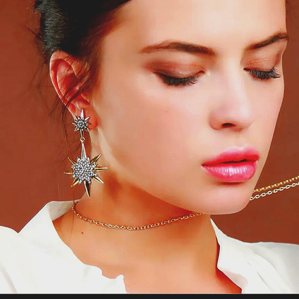 NWT Crystals Star earrings. - Picture 2 of 3